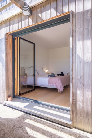 6 habitaciones, escritorio y tabla de planchar con plancha 