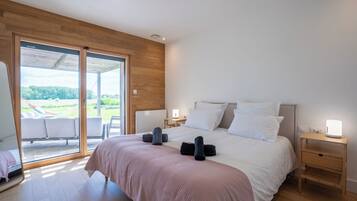 6 slaapkamers, een bureau, een strijkplank/strijkijzer, reisbedje