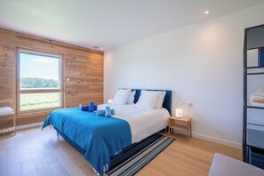 6 chambres, bureau, fer et planche à repasser, lit parapluie