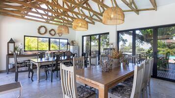 Daily full breakfast (ZAR 150 per person)