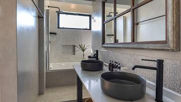 Cottage Keluarga | Kamar mandi | Perlengkapan mandi desainer, pengering rambut, handuk, dan sabun