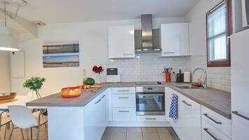 Oven, stovetop, dishwasher, electric kettle