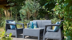 An outdoor seating area with wicker furniture and cushions. - FranceComfort - Château de Salles (Salles)