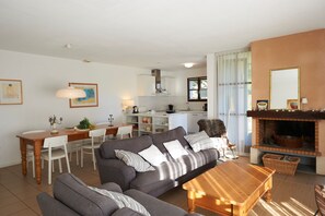 Individually furnished, laptop workspace, soundproofing, free WiFi - FranceComfort - Château de Salles (Salles)