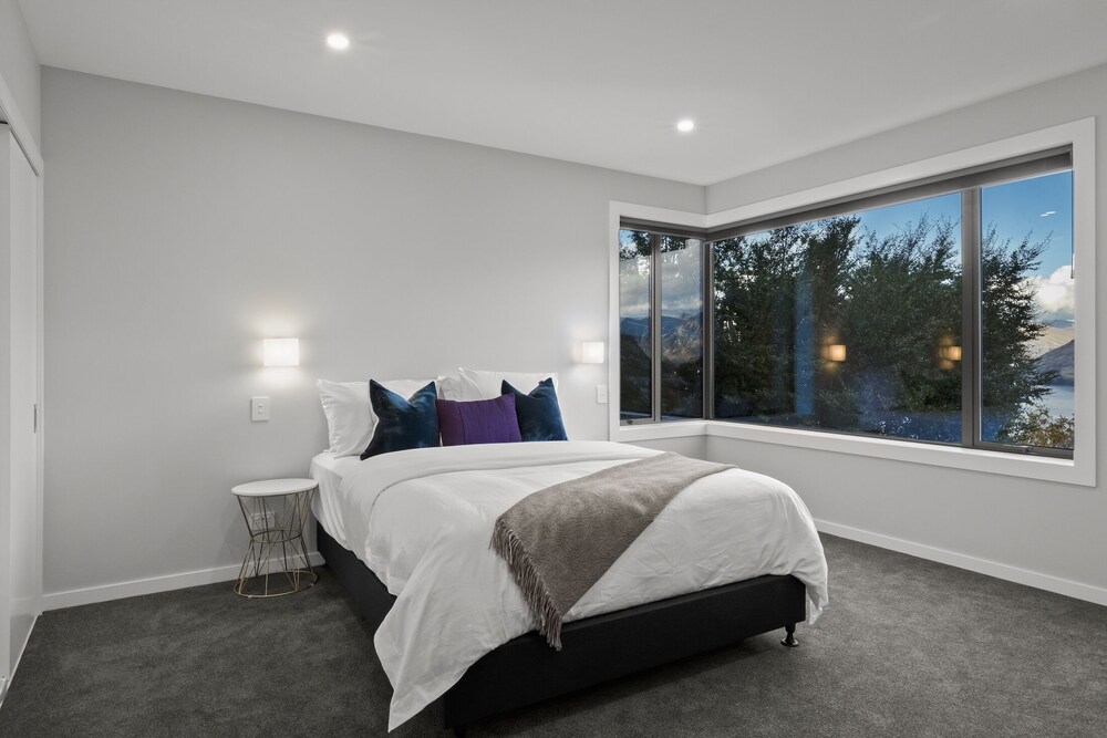 Rivendell Queenstown Luxury Lake/Mountain views Clifftop house, Spa