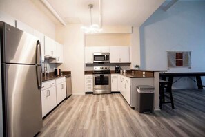 Fridge, microwave, oven, stovetop - 3BR CozySuites The Block Direct Skybridge Access 2 (Indianapolis)