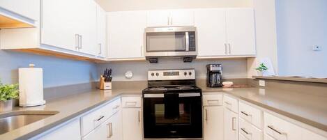 Frigorifero, microonde, forno, piano cottura