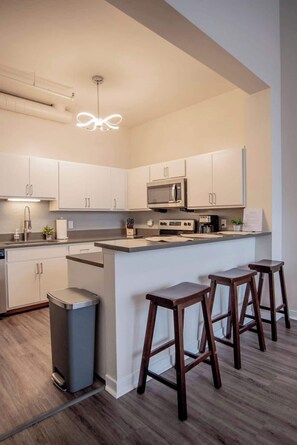 Fridge, microwave, oven, stovetop - 3BR CozySuites The Block Direct Skybridge Access1 (Indianapolis)