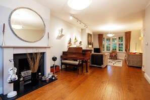 Interior - Majestic Oasis, by Veeve (London)