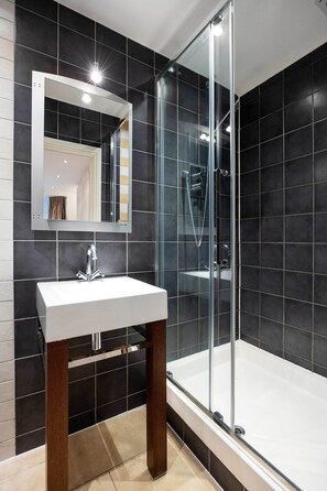 Shower, hair dryer, towels - Majestic Oasis, by Veeve (London)