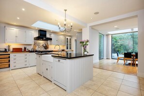 Fridge, microwave, oven, stovetop - Majestic Oasis, by Veeve (London)