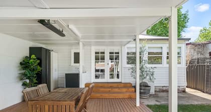 Johnno's Cottage - Prime Location - Sleeps 4