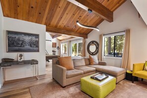 Een televisie en een open haard