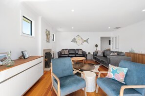 TV, fireplace - Golden Sands Rye - Close to Tyrone beach and foreshore (Rye)