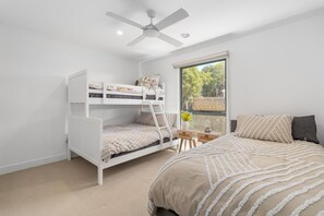 4 bedrooms, iron/ironing board, Internet, bed sheets