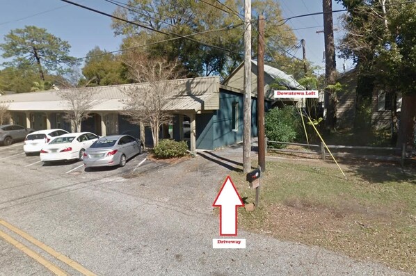 A building labeled 'Downtown Loef' with a driveway leading to it.