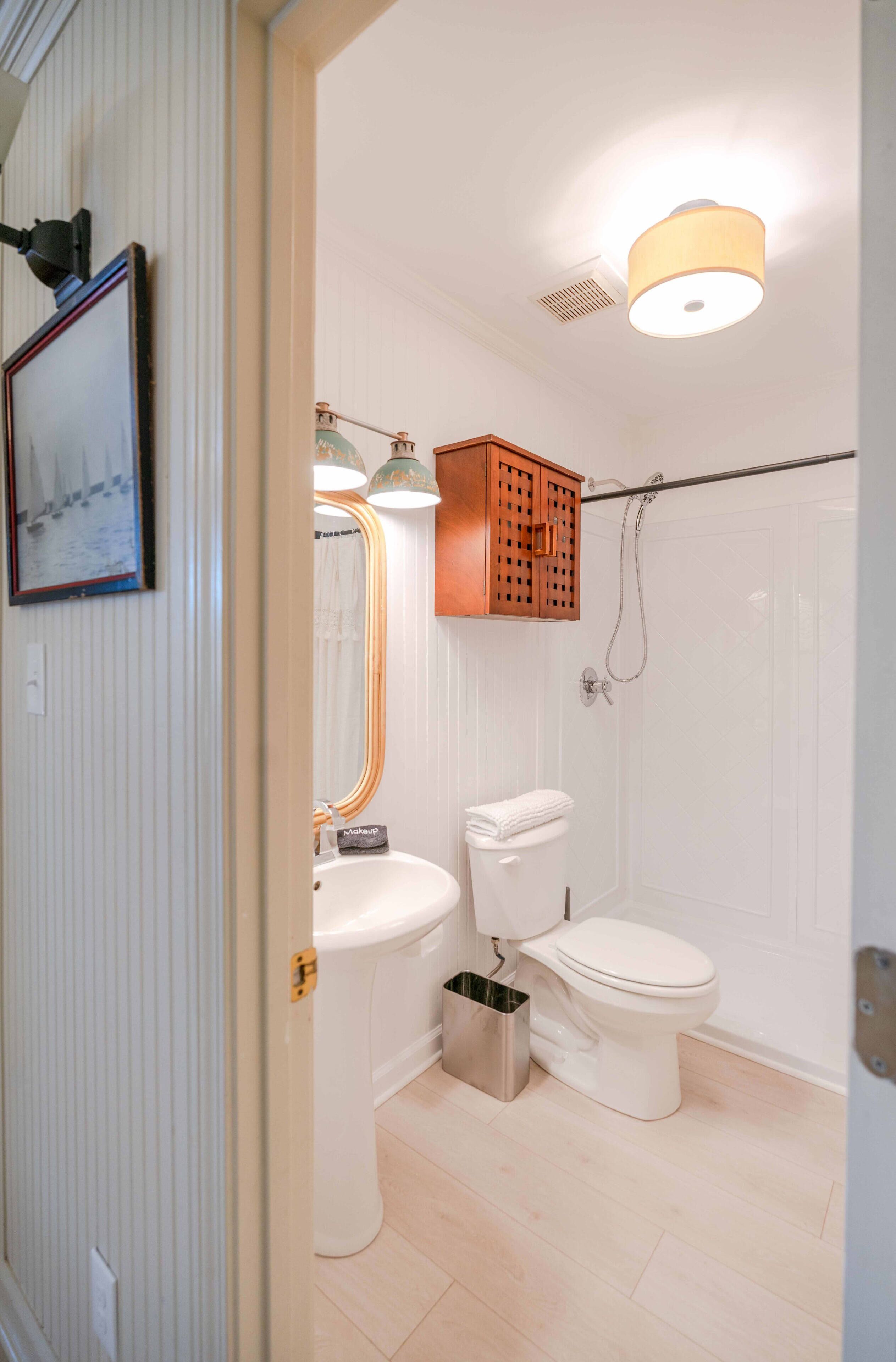 Suihku, hiustenkuivaaja, pyyhkeet