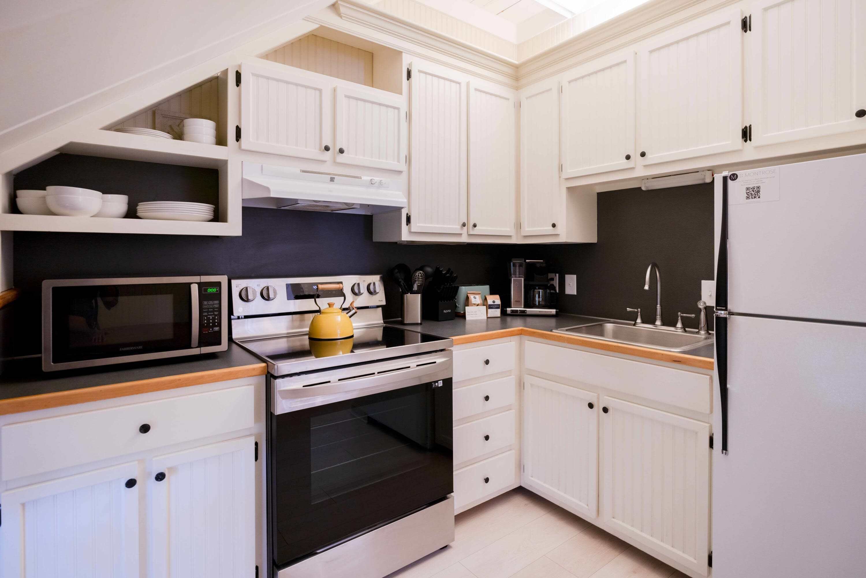 Mikrowelle, Ofen, Herdplatte, Wasserkocher mit Kaffee-/Teezubehör