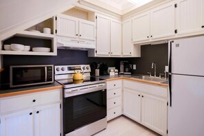 Mikrowelle, Ofen, Herdplatte, Wasserkocher mit Kaffee-/Teezubehör