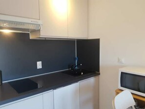 Réfrigérateur, micro-ondes, plaque de cuisson, lave-vaisselle