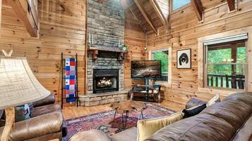 Smart TV, chimenea y futbolito