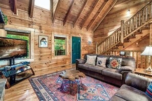 Smart TV, fireplace, table football - This beautiful log cabin in the woods is the perfect peaceful retreat for your next family/friends gathering! We have a huge 75” tv in game room, updated hardwood floors, and new furniture :) (Sevierville)