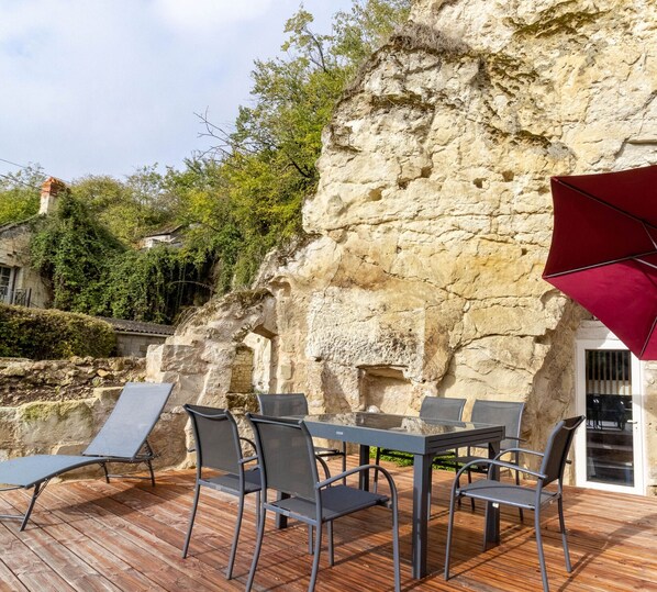 Outdoor dining - Unique Troglodyte Cottage near Saumur - Jacuzzi, Garden, Games Room (Les Ulmes)