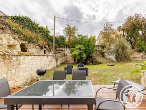 Outdoor dining - Unique Troglodyte Cottage near Saumur - Jacuzzi, Garden, Games Room (Les Ulmes)