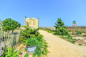 Property grounds - One Bedroom Oceanside Condo w/ Nice Views and Pool (Ocean City)