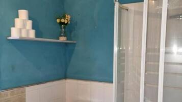 Regadera, toallas, jabón, shampoo