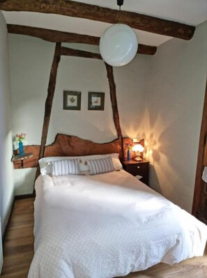 3 bedrooms, travel cot, WiFi, bed sheets