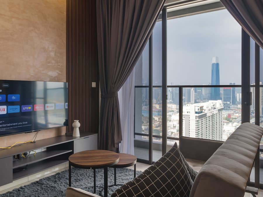 50 inci sebuah televisyen pintar dengan digital, Netflix