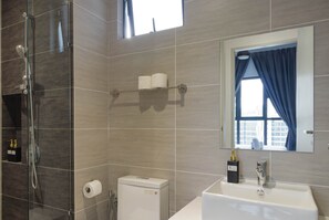 Chuveiro, secador de cabelo, bidê, toalhas de banho