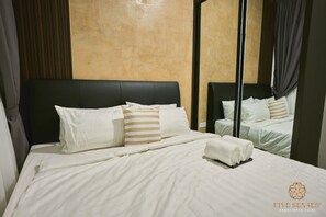 Two Bedroom Suite | Bàn, màn/rèm cản sáng, bàn ủi/dụng cụ ủi quần áo 