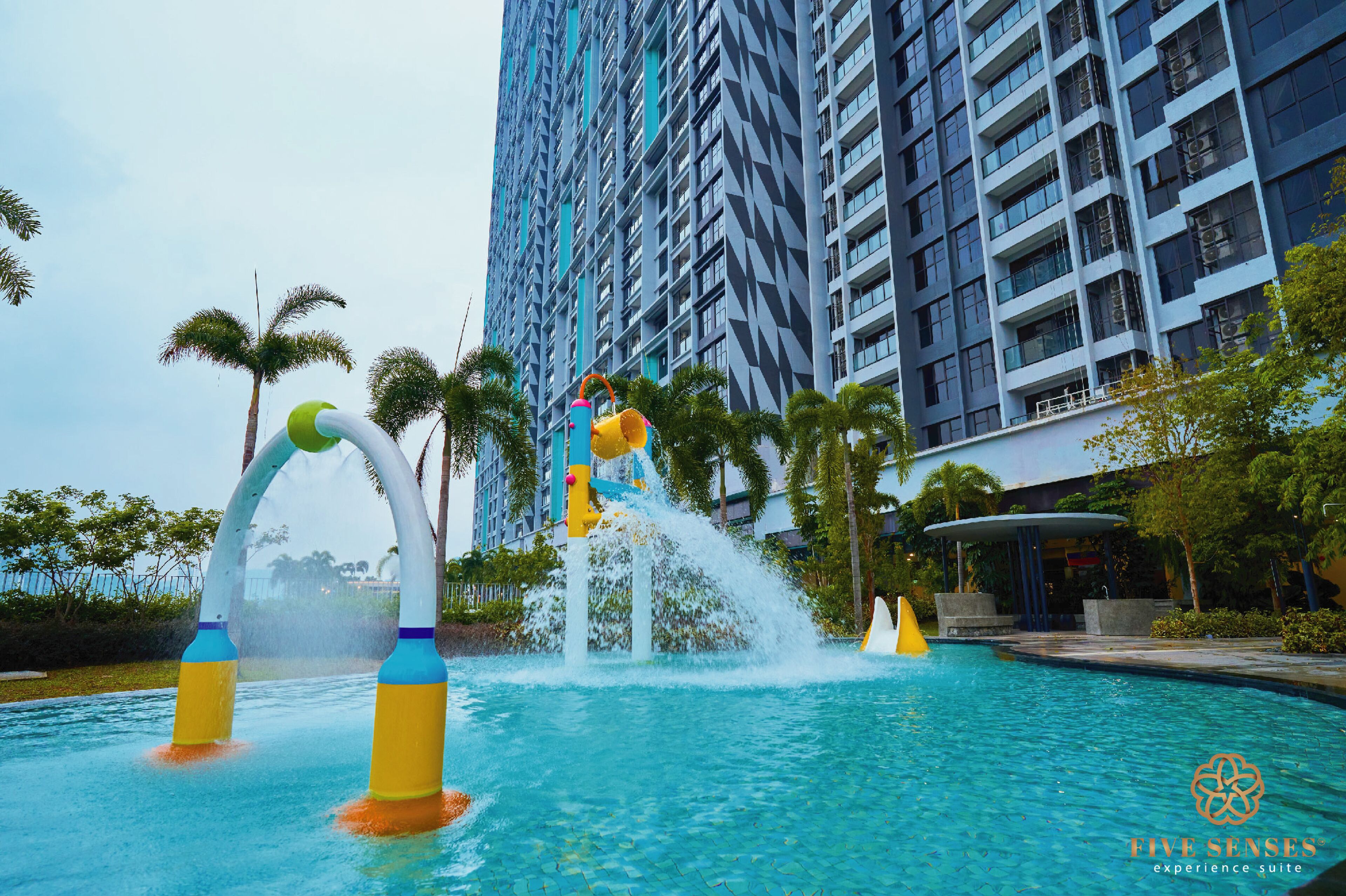 室外游泳池，日光浴躺椅