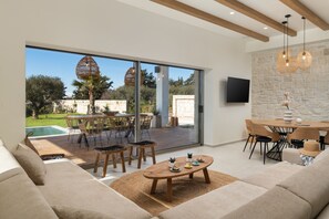 Smart TV, table tennis, books, stereo
