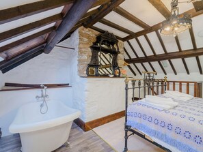 11 bedrooms, individually decorated, individually furnished, free WiFi - The Druids (Corwen)