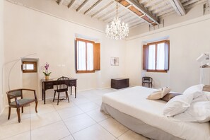 2 chambres, bureau, fer et planche à repasser, lit parapluie