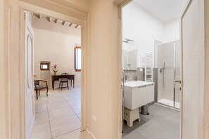 Dusche, Haartrockner, Bidet, Handtücher