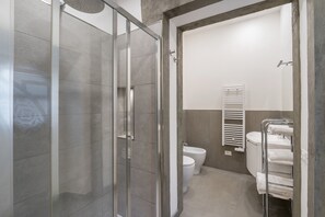 Douche, sèche-cheveux, bidet, serviettes fournies