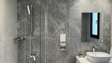 Luxury Apartment | Bathroom | Free toiletries, towels, soap, shampoo