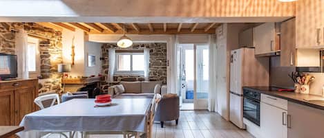Kylskåp, mikrovågsugn, ugn och diskmaskin