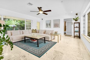 Una Smart TV, una oficina