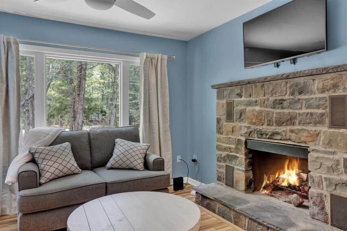 Fernseher, Kamin, Arbeitsbereiche