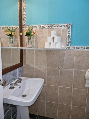 Toallas, jabón, papel de baño 