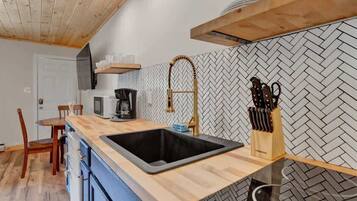 Frigorifero, microonde, piano cottura, macchina per tè/caffè