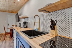 Kjøleskap, mikrobølgeovn, kokeplater og kaffetrakter/tekoker