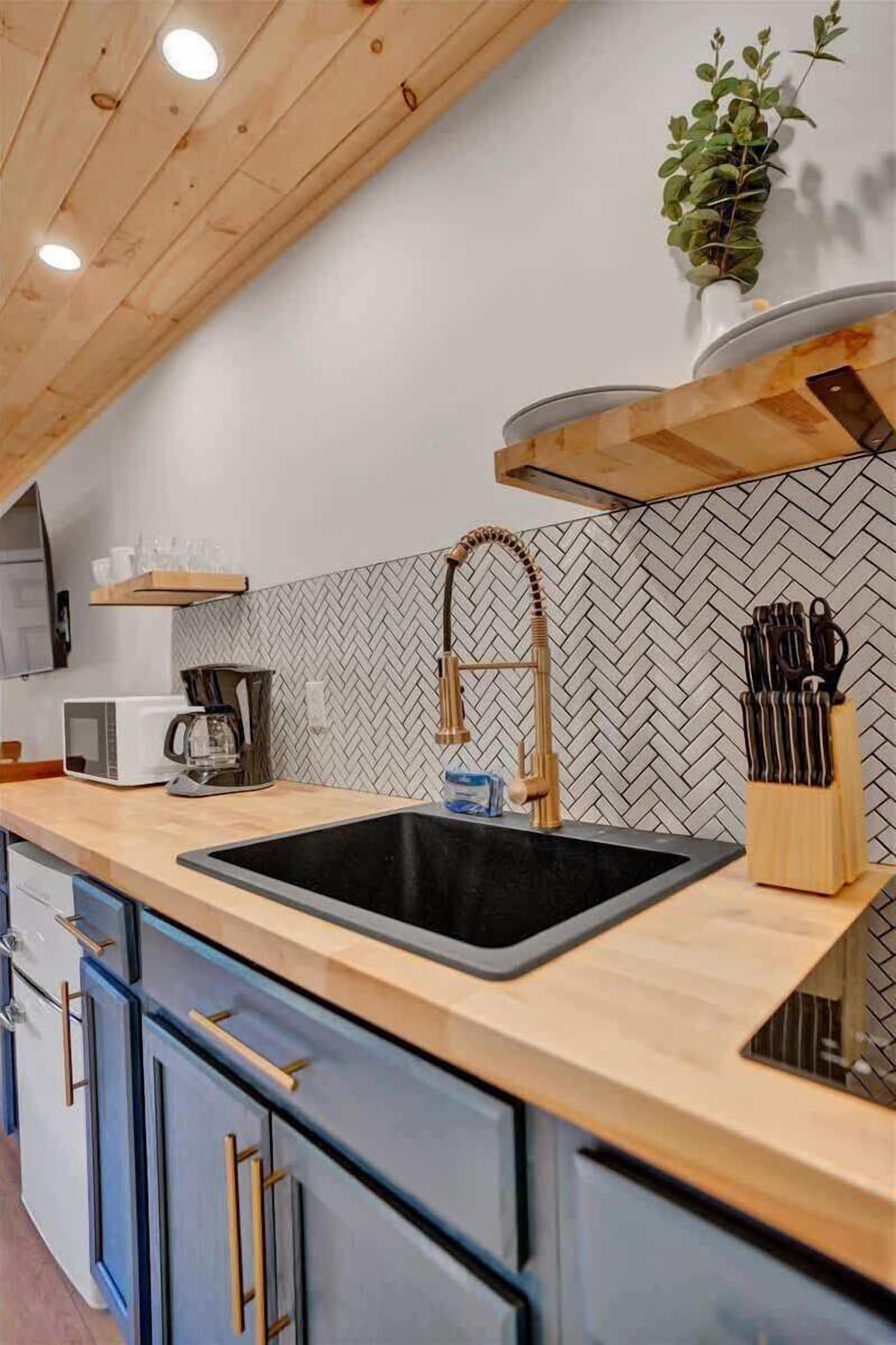 Kühlschrank, Mikrowelle, Herdplatte, Wasserkocher mit Kaffee-/Teezubehör