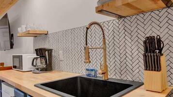 JÀÀkaappi, mikroaaltouuni, liesi, kahvin-/teenkeitin