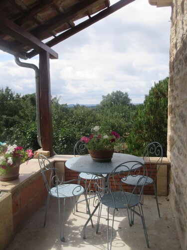 Gîte dans maison en pierre, avec piscine, à la campagne, proche Villefranche. 